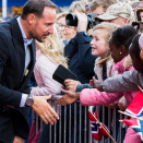 Kronprins Haakon hilser på noen av dem som hadde møtt fram ved Rock City. Foto: Berit Roald / NTB scanpix